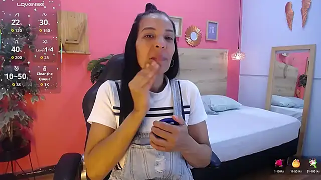 Snapshot of scarlet-foox chatting on 09.19.25 scarlet-foox online show from 09.19.25