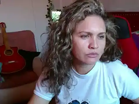 Snapshot of helenca43 chatting on 02.20.25 helenca43 online show from 02.20.25