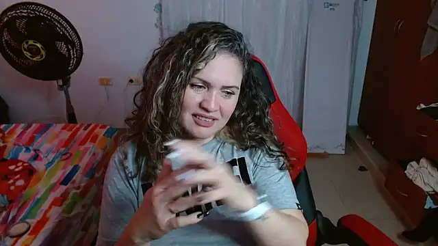 Snapshot of helenca43 chatting on 09.16.25 helenca43 online show from 09.16.25