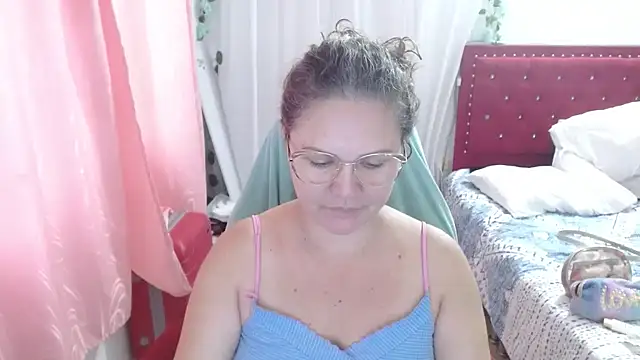 Snapshot of helenca43 chatting on 09.24.25 helenca43 online show from 09.24.25