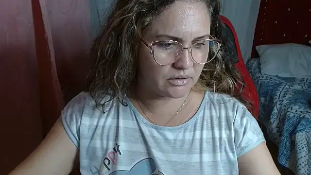 Snapshot of helenca43 chatting on 09.25.25 helenca43 online show from 09.25.25