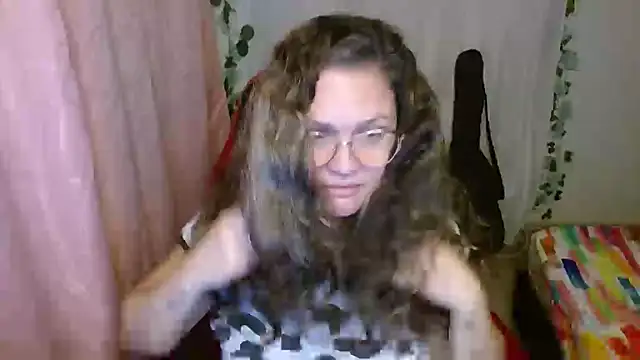 Snapshot of helenca43 chatting on 10.10.25 helenca43 online show from 10.10.25