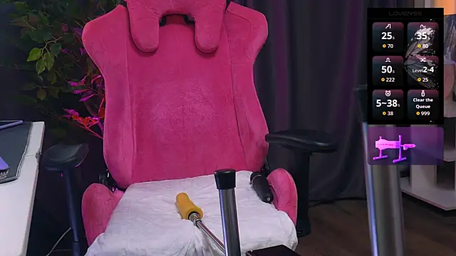 Snapshot of ley_tori chatting on 10.27.25 ley tori online show from 10.27.25