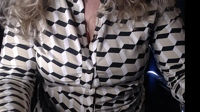 Snapshot of JenniLowen chatting on 01.10.25 JenniLowen online show from 01.10.25