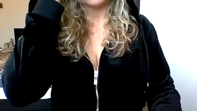 Snapshot of JenniLowen chatting on 01.17.25 JenniLowen online show from 01.17.25