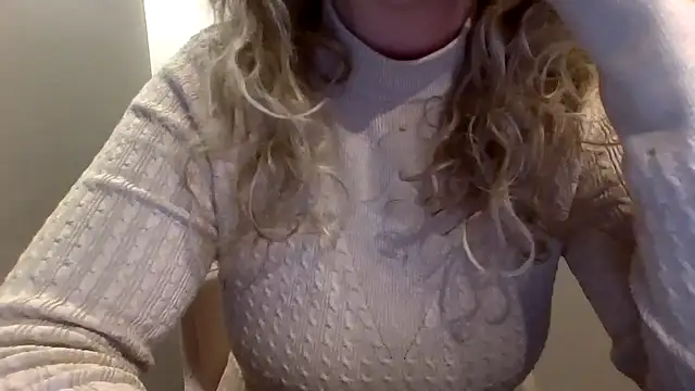 Snapshot of JenniLowen chatting on 02.14.25 JenniLowen online show from 02.14.25