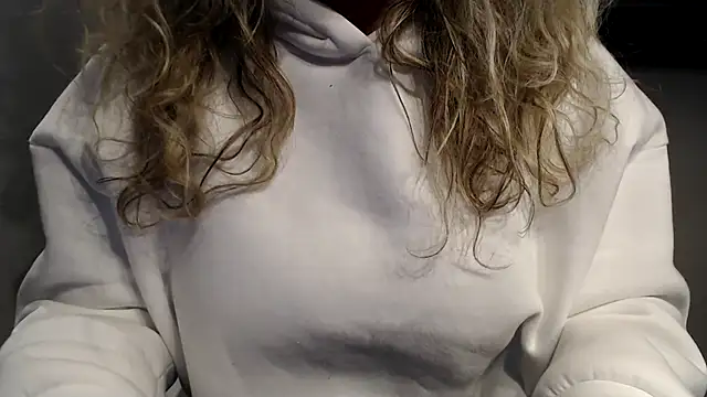 Snapshot of JenniLowen chatting on 02.17.25 JenniLowen online show from 02.17.25