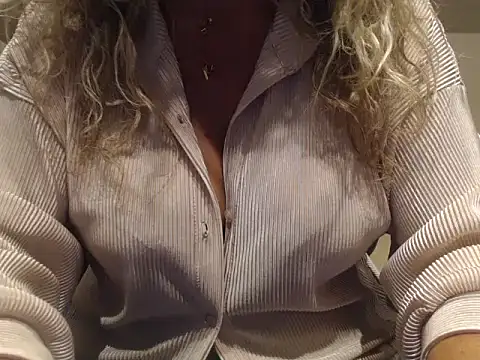 Snapshot of JenniLowen chatting on 09.16.25 JenniLowen online show from 09.16.25