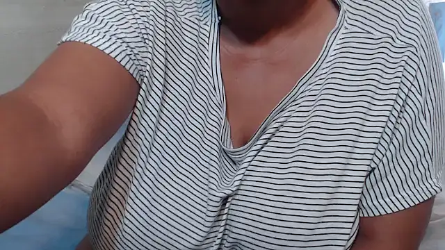 Snapshot of FlavoredNia chatting on 03.16.25 FlavoredNia online show from 03.16.25