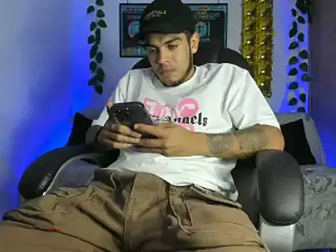 Snapshot of mikee_scooth chatting on 01.19.25 mikee scooth online show from 01.19.25