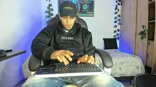 Snapshot of mikee_scooth chatting on 02.17.25 mikee scooth online show from 02.17.25