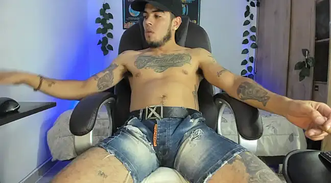 Snapshot of mikee_scooth chatting on 02.17.25 mikee scooth online show from 02.17.25