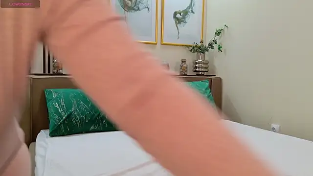 Snapshot of JESSYKA chatting on 02.05.25 JESSYKA online show from 02.05.25