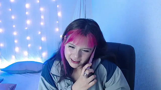 Snapshot of mixie_cute chatting on 12.12.24 mixie cute online show from 12.12.24