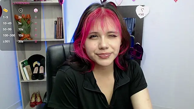 Snapshot of mixie_cute chatting on 02.20.25 mixie cute online show from 02.20.25