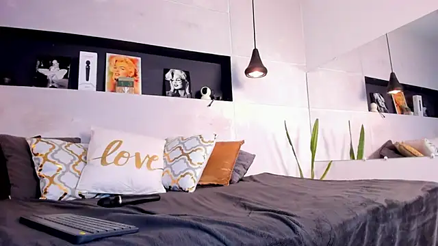 Snapshot of BERGINY_ chatting on 01.25.25 BERGINY online show from 01.25.25