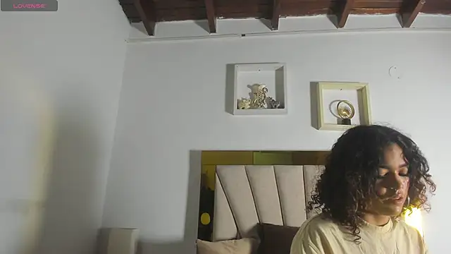 Snapshot of vahiolet_fuentes chatting on 09.24.25 vahiolet fuentes online show from 09.24.25