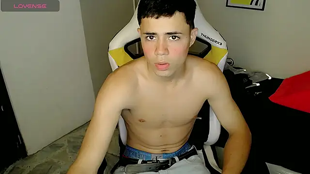 Snapshot of bby_santi chatting on 09.23.25 bby santi online show from 09.23.25