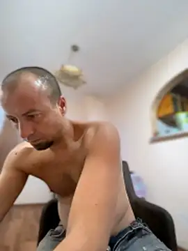 Snapshot of Nikolaiyy chatting on 10.18.25 Nikolaiyy online show from 10.18.25