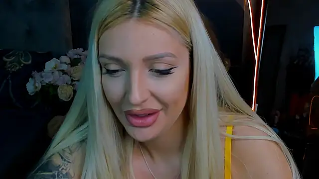 Snapshot of glossy_blondegirl chatting on 10.08.25 glossy blondegirl online show from 10.08.25