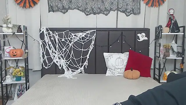 LauraHlot online show from 10.23.25