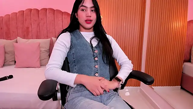 Snapshot of ariel_jonees chatting on 12.16.24 ariel jonees online show from 12.16.24