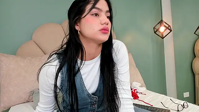 Snapshot of ariel_jonees chatting on 12.24.24 ariel jonees online show from 12.24.24