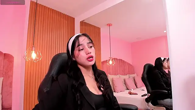 Snapshot of ariel_jonees chatting on 02.04.25 ariel jonees online show from 02.04.25