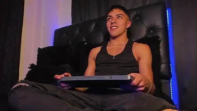 Snapshot of James1lee_ chatting on 12.24.24 James1lee online show from 12.24.24