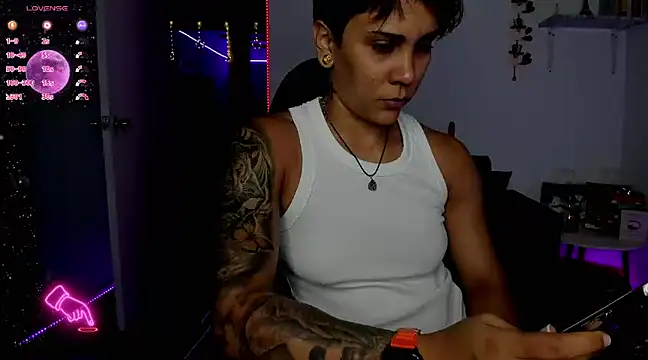 Snapshot of ZhoeStrong chatting on 12.19.24 ZhoeStrong online show from 12.19.24