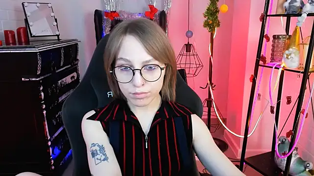 Snapshot of AphexQueen chatting on 12.19.24 AphexQueen online show from 12.19.24