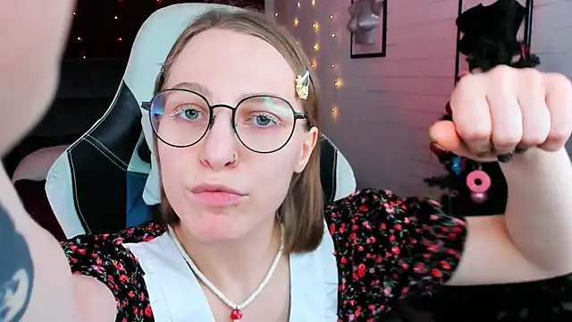 Snapshot of AphexQueen chatting on 12.20.24 AphexQueen online show from 12.20.24