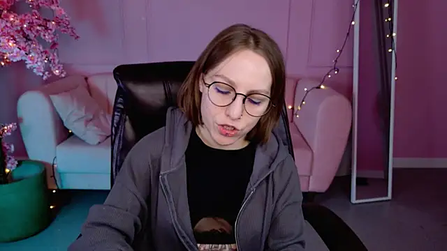 Snapshot of AphexQueen chatting on 02.28.25 AphexQueen online show from 02.28.25