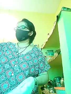 Snapshot of heenage chatting on 03.18.25 heenage online show from 03.18.25