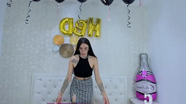 Snapshot of Clarisse28 chatting on 12.22.24 Clarisse28 online show from 12.22.24