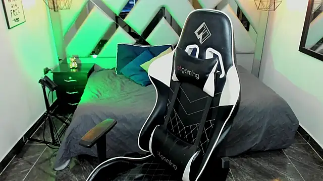 Snapshot of Nahomi-Hill chatting on 02.01.25 Nahomi-Hill online show from 02.01.25