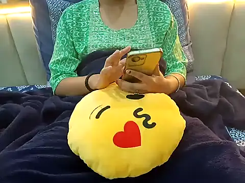 Snapshot of GoldnessAishu chatting on 12.11.24 GoldnessAishu online show from 12.11.24