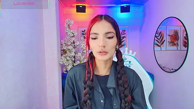 Dafne huges online show from 10.21.25