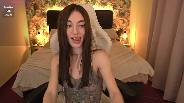 Snapshot of Alice_Arwen chatting on 01.10.25 Alice Arwen online show from 01.10.25