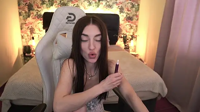 Snapshot of Alice_Arwen chatting on 03.07.25 Alice Arwen online show from 03.07.25