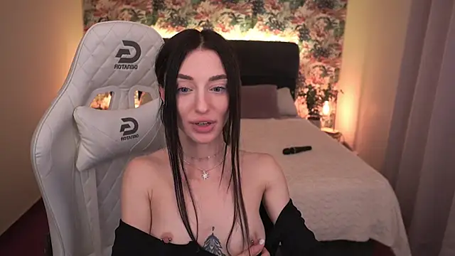 Snapshot of Alice_Arwen chatting on 03.17.25 Alice Arwen online show from 03.17.25