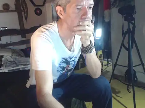 Snapshot of laye19 chatting on 09.19.25 laye19 online show from 09.19.25