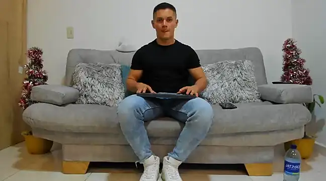 Snapshot of julian_wallace chatting on 12.19.24 julian wallace online show from 12.19.24
