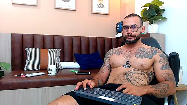 Snapshot of hanz_col chatting on 03.19.25 hanz col online show from 03.19.25