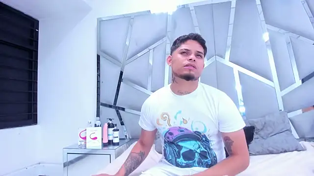 Snapshot of MelissaAndZeuss chatting on 02.20.25 MelissaAndZeuss online show from 02.20.25