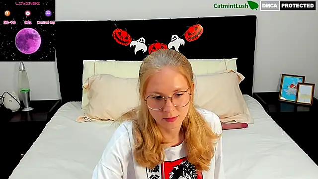 Snapshot of CatmintLush chatting on 10.18.25 CatmintLush online show from 10.18.25