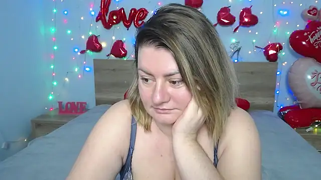 Snapshot of ZannaDreil chatting on 02.13.25 ZannaDreil online show from 02.13.25