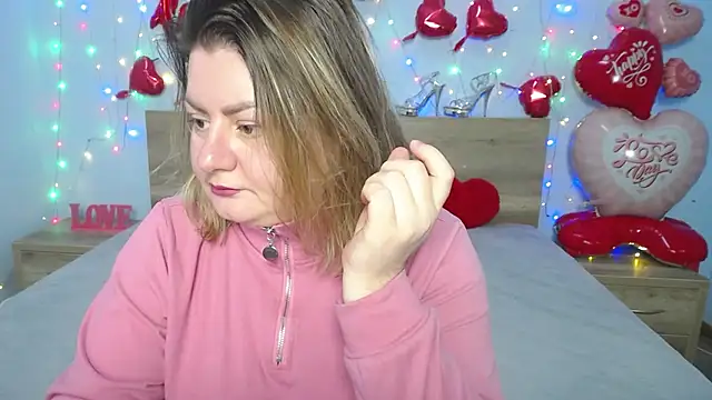 Snapshot of ZannaDreil chatting on 02.14.25 ZannaDreil online show from 02.14.25