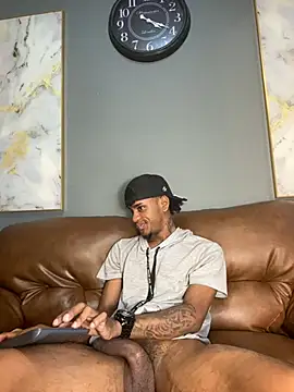 Snapshot of AaronCruz_ chatting on 12.28.24 AaronCruz  online show from 12.28.24