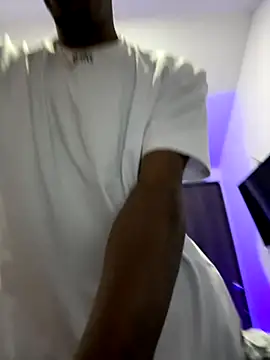 Snapshot of AaronCruz_ chatting on 10.18.25 AaronCruz  online show from 10.18.25